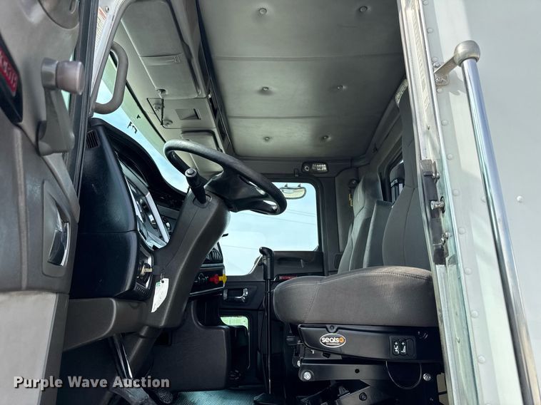 image for item DV2516 2009 Kenworth T800 semi truck