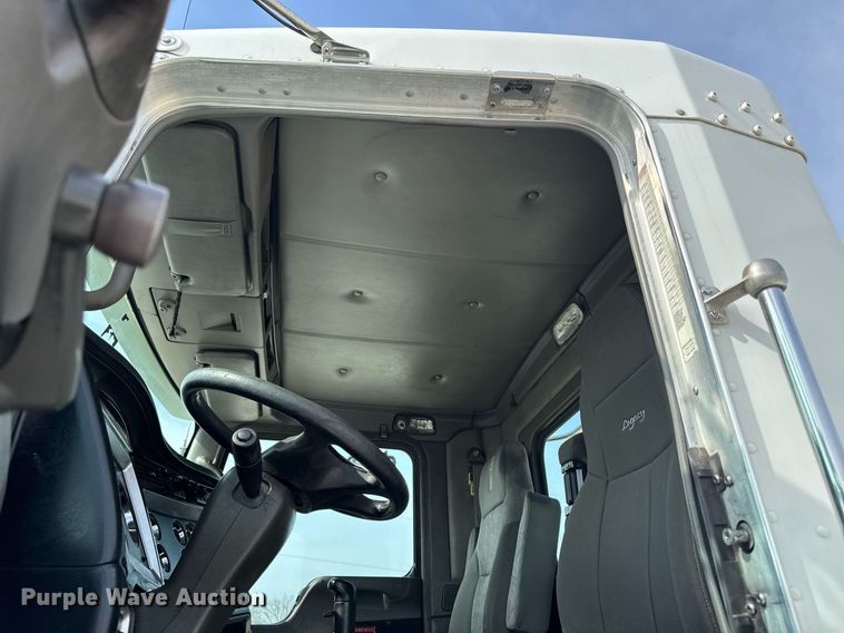 image for item DV2516 2009 Kenworth T800 semi truck