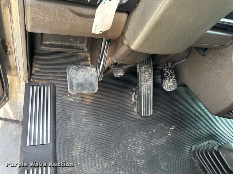 image for item DV2516 2009 Kenworth T800 semi truck