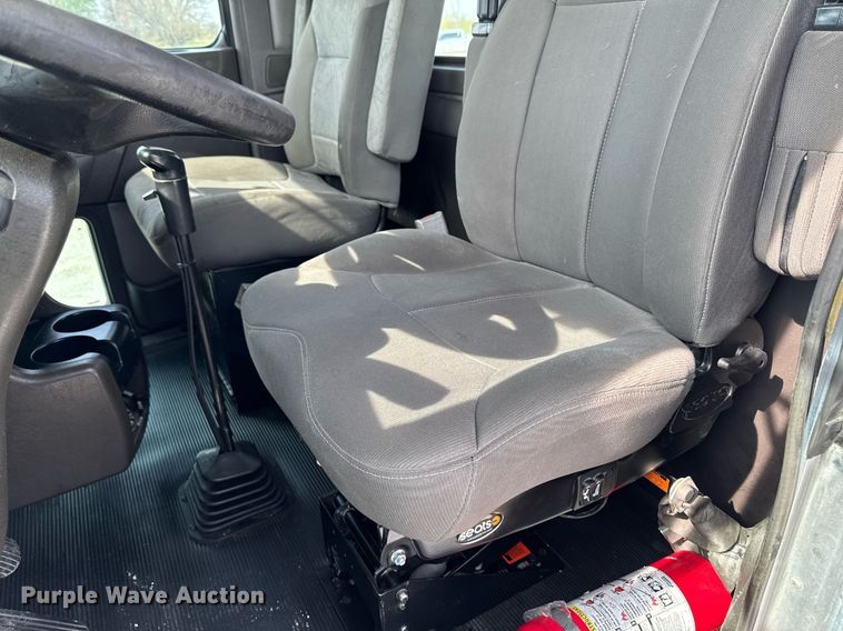 image for item DV2516 2009 Kenworth T800 semi truck