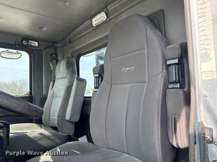 image for item DV2516 2009 Kenworth T800 semi truck