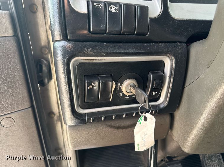 image for item DV2516 2009 Kenworth T800 semi truck