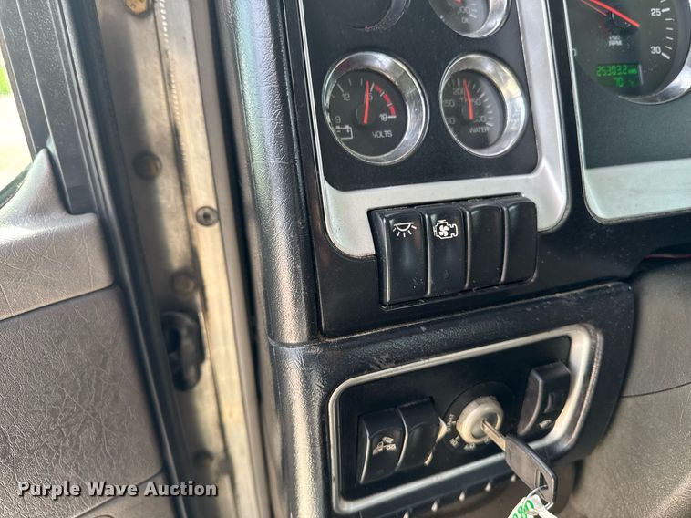 image for item DV2516 2009 Kenworth T800 semi truck