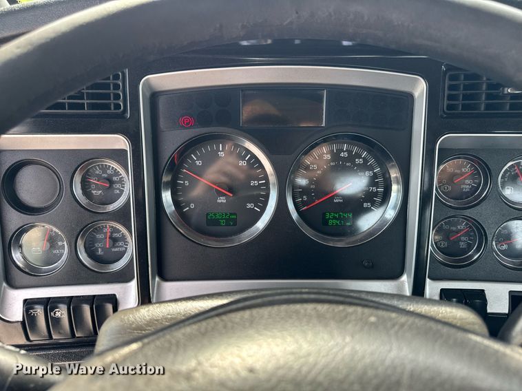 image for item DV2516 2009 Kenworth T800 semi truck