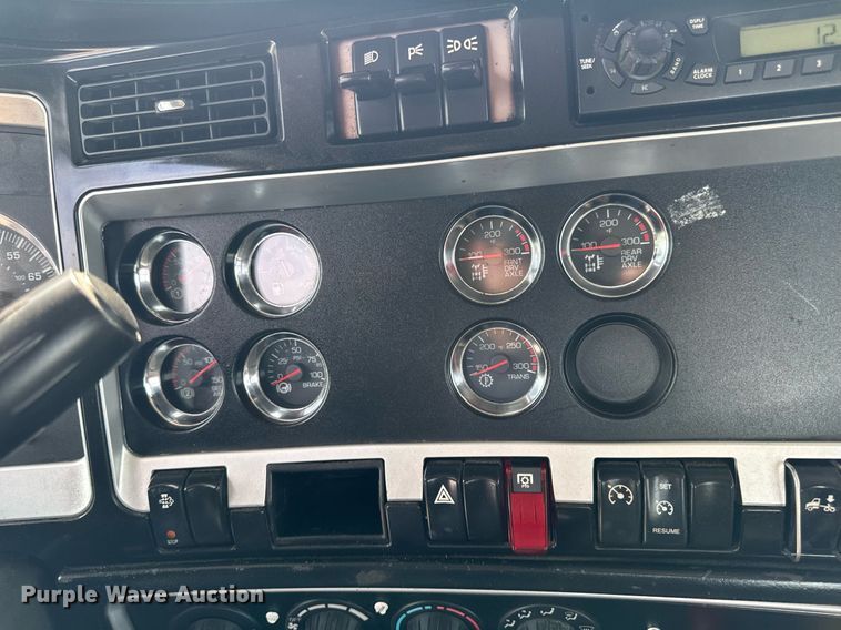 image for item DV2516 2009 Kenworth T800 semi truck