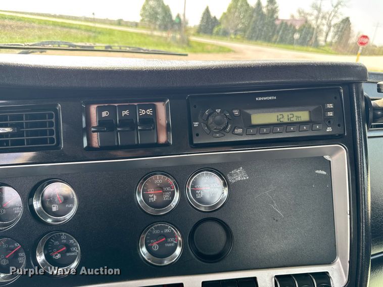 image for item DV2516 2009 Kenworth T800 semi truck