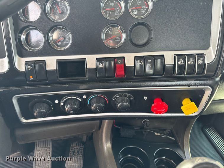 image for item DV2516 2009 Kenworth T800 semi truck