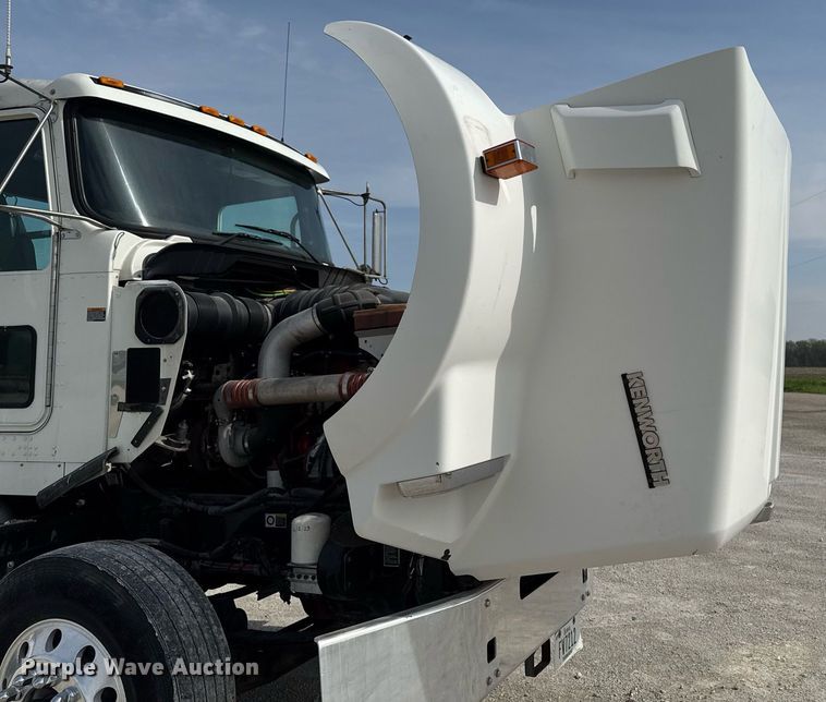 image for item DV2516 2009 Kenworth T800 semi truck
