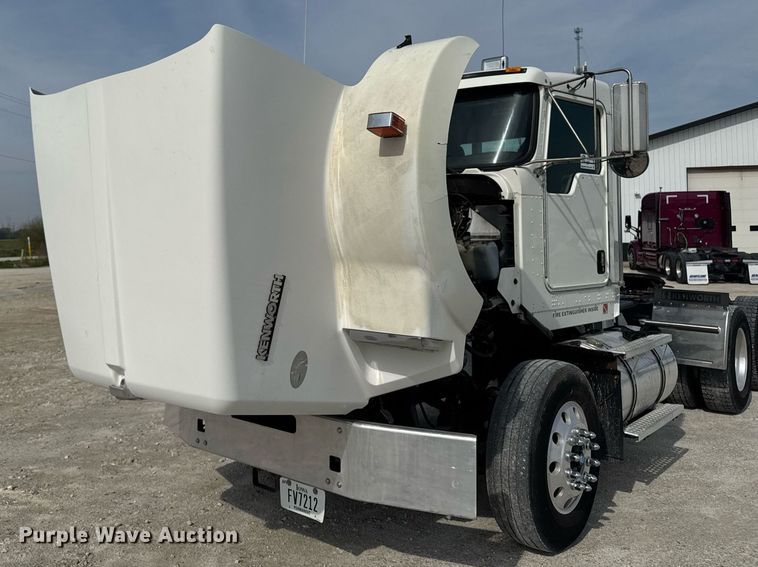 image for item DV2516 2009 Kenworth T800 semi truck