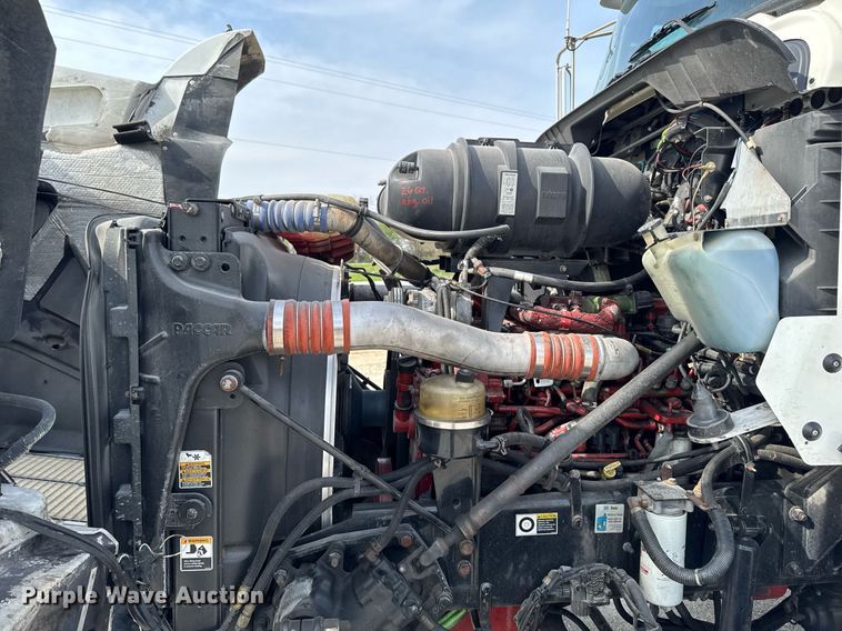 image for item DV2516 2009 Kenworth T800 semi truck