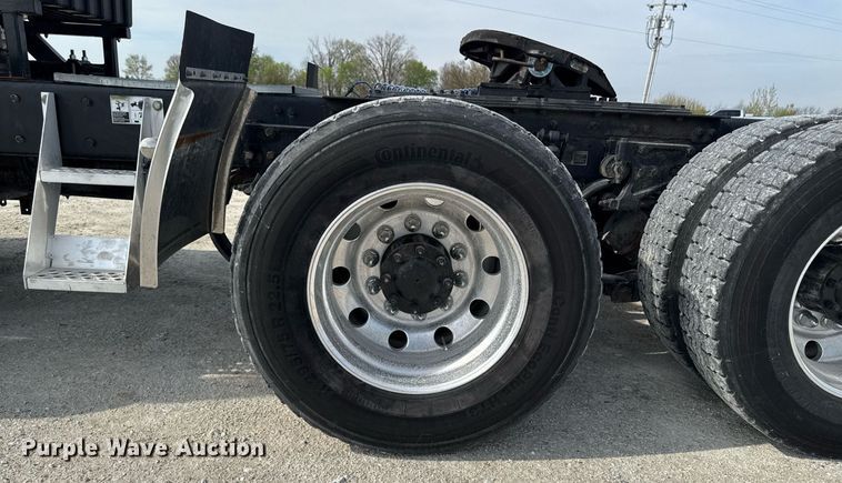 image for item DV2516 2009 Kenworth T800 semi truck