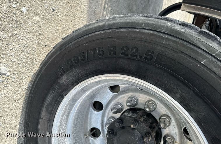 image for item DV2516 2009 Kenworth T800 semi truck