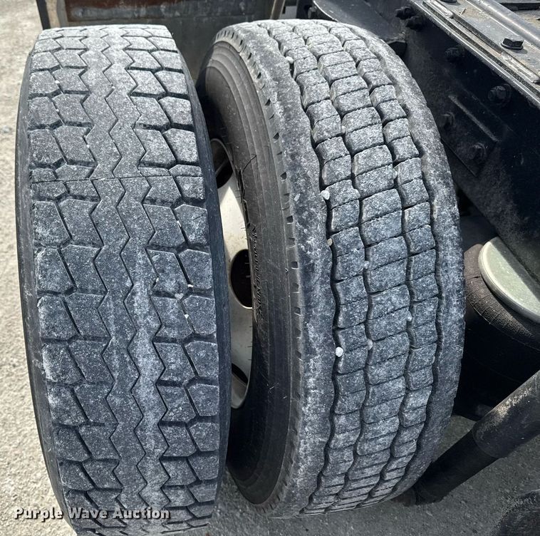 image for item DV2516 2009 Kenworth T800 semi truck