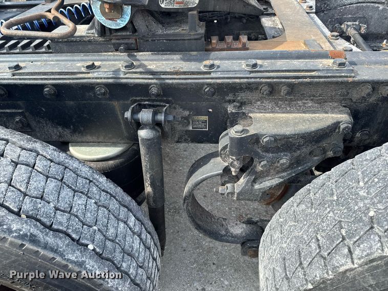 image for item DV2516 2009 Kenworth T800 semi truck