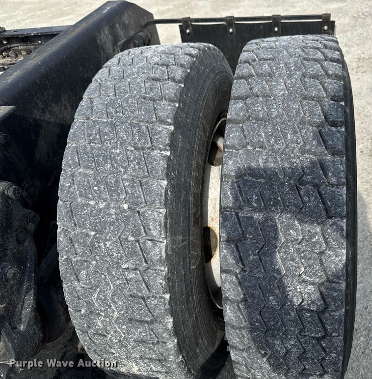 image for item DV2516 2009 Kenworth T800 semi truck