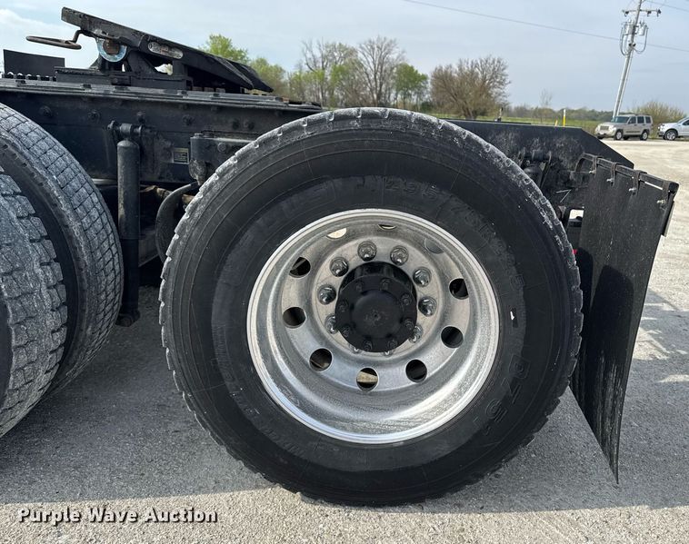 image for item DV2516 2009 Kenworth T800 semi truck