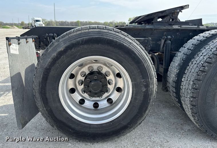 image for item DV2516 2009 Kenworth T800 semi truck