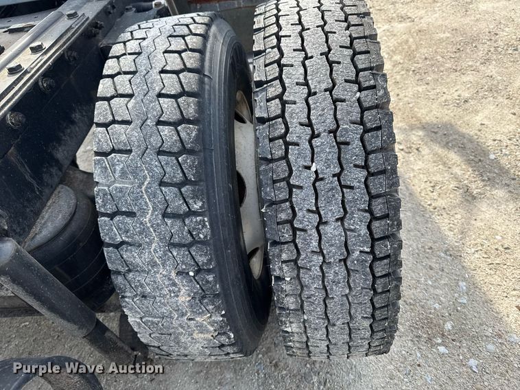 image for item DV2516 2009 Kenworth T800 semi truck