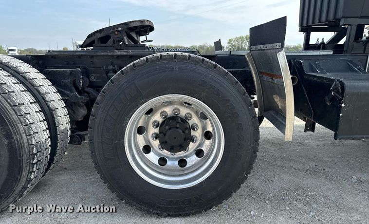 image for item DV2516 2009 Kenworth T800 semi truck