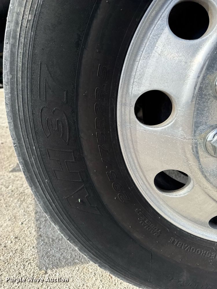 image for item DV2516 2009 Kenworth T800 semi truck