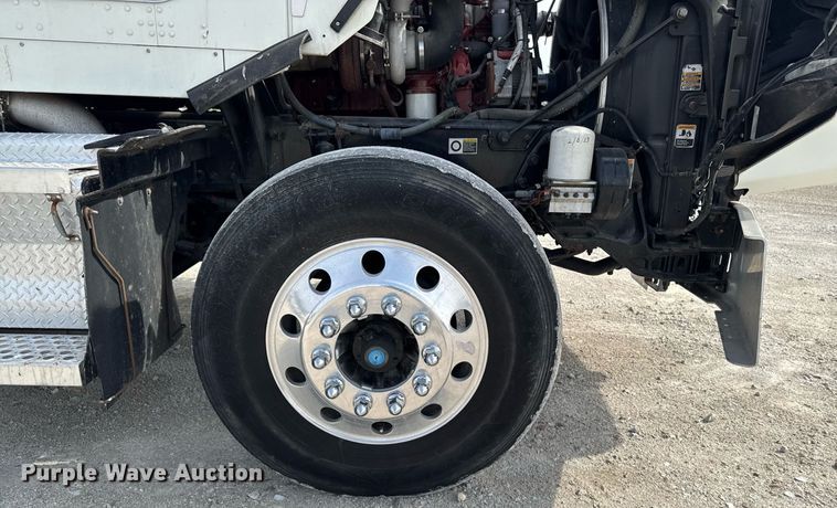image for item DV2516 2009 Kenworth T800 semi truck