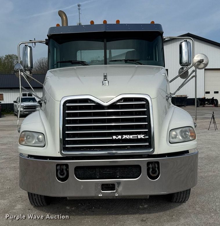 image for item DV2517 2016 Mack CXU semi truck