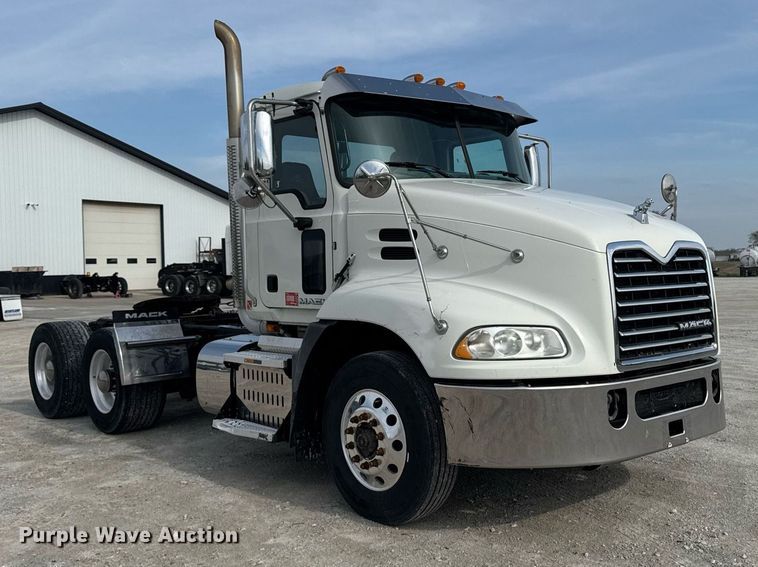 image for item DV2517 2016 Mack CXU semi truck