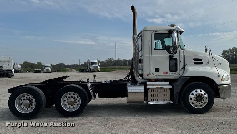 image for item DV2517 2016 Mack CXU semi truck