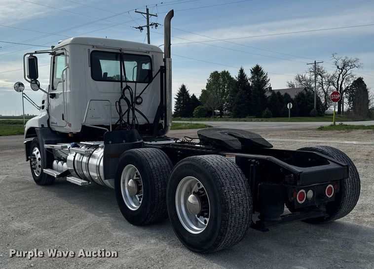image for item DV2517 2016 Mack CXU semi truck