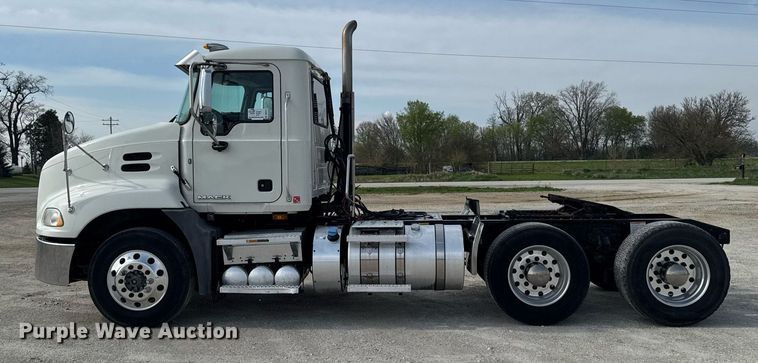 image for item DV2517 2016 Mack CXU semi truck