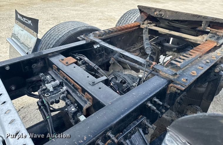 image for item DV2517 2016 Mack CXU semi truck