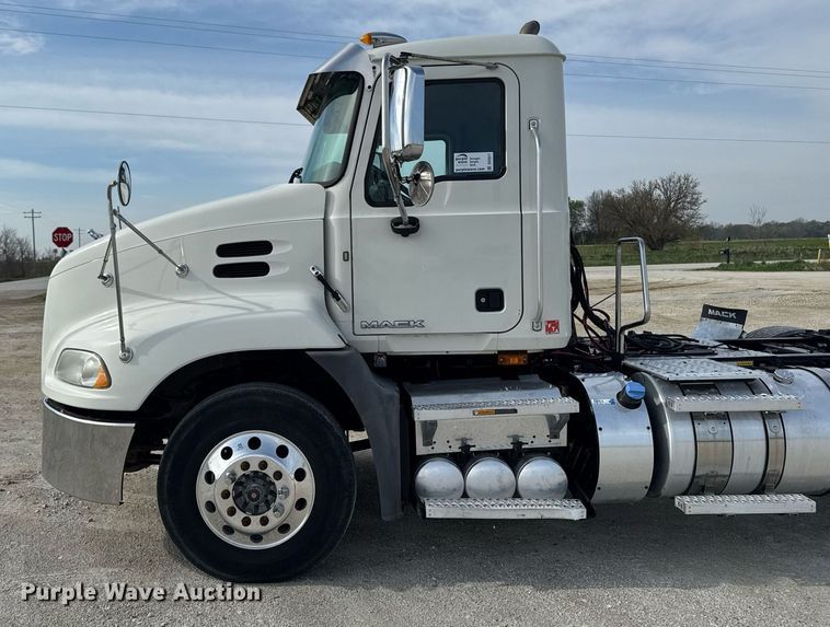 image for item DV2517 2016 Mack CXU semi truck