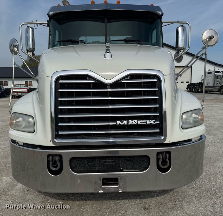 image for item DV2517 2016 Mack CXU semi truck