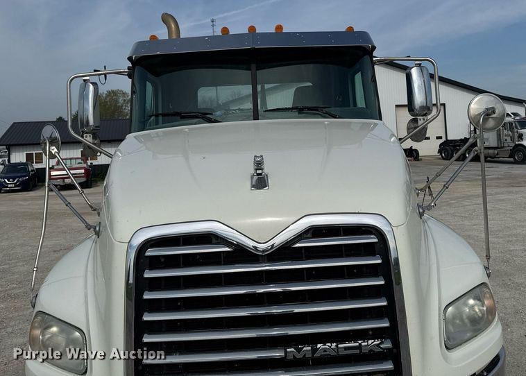 image for item DV2517 2016 Mack CXU semi truck