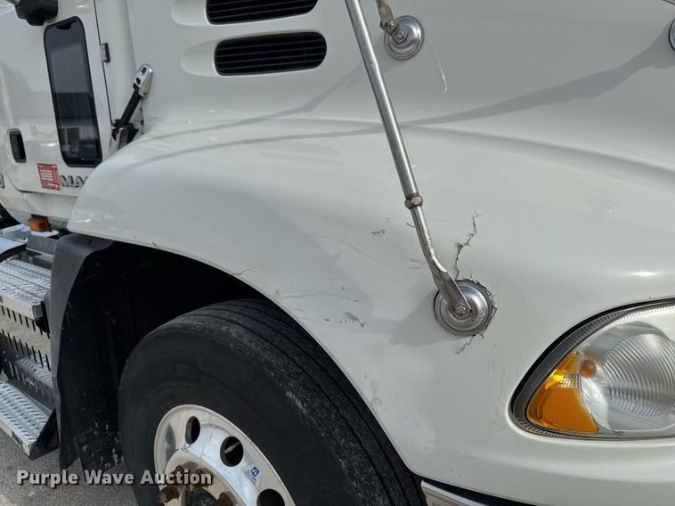 image for item DV2517 2016 Mack CXU semi truck