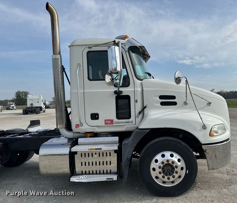 image for item DV2517 2016 Mack CXU semi truck