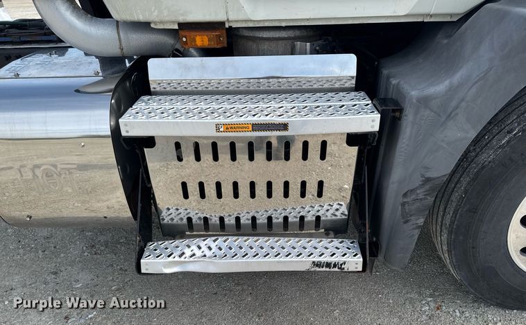 image for item DV2517 2016 Mack CXU semi truck