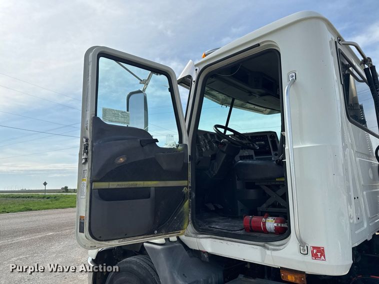 image for item DV2517 2016 Mack CXU semi truck