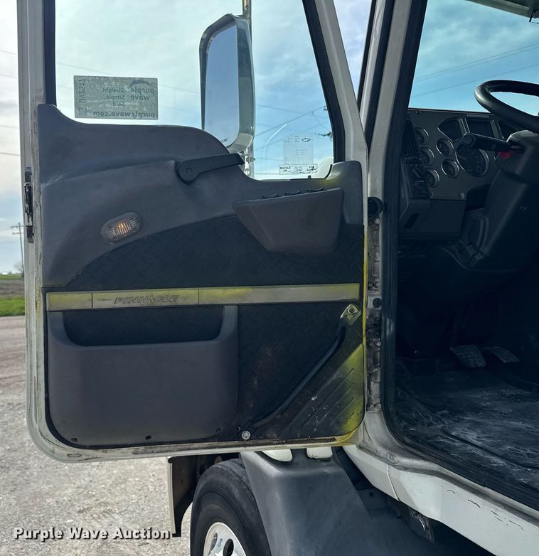 image for item DV2517 2016 Mack CXU semi truck