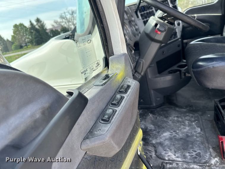 image for item DV2517 2016 Mack CXU semi truck