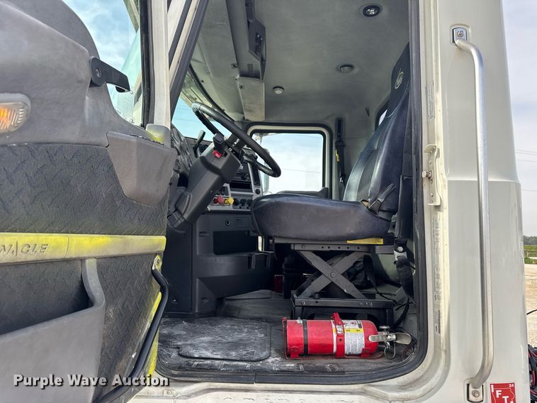 image for item DV2517 2016 Mack CXU semi truck