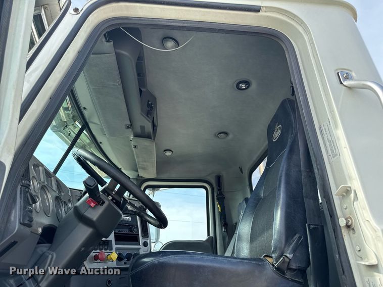 image for item DV2517 2016 Mack CXU semi truck