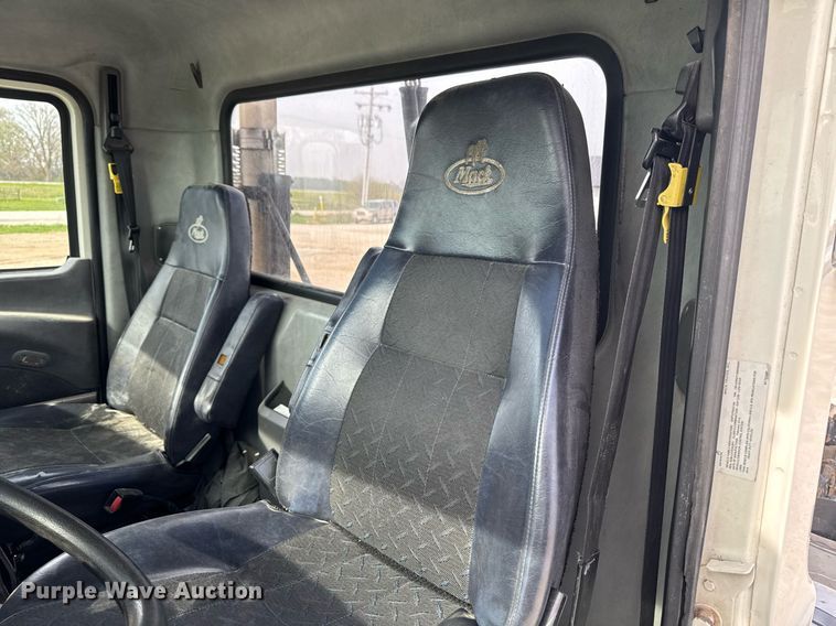 image for item DV2517 2016 Mack CXU semi truck