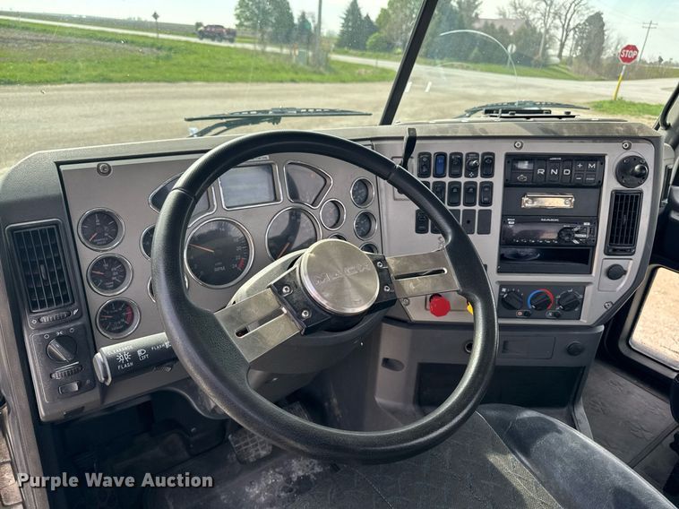 image for item DV2517 2016 Mack CXU semi truck