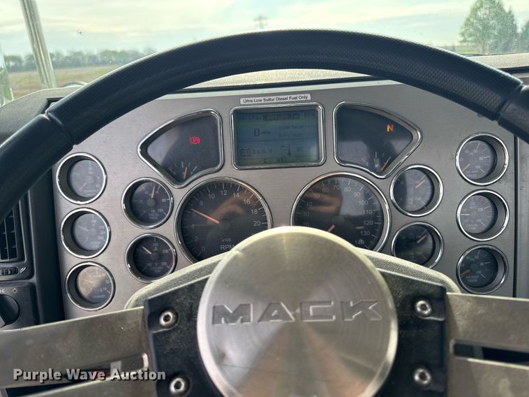 image for item DV2517 2016 Mack CXU semi truck