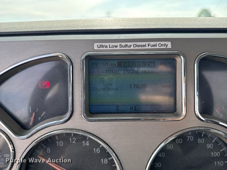 image for item DV2517 2016 Mack CXU semi truck