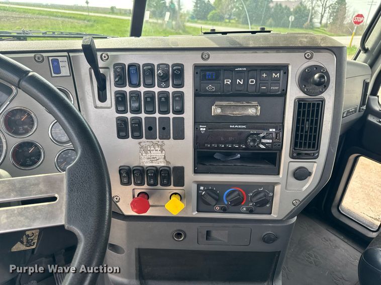 image for item DV2517 2016 Mack CXU semi truck