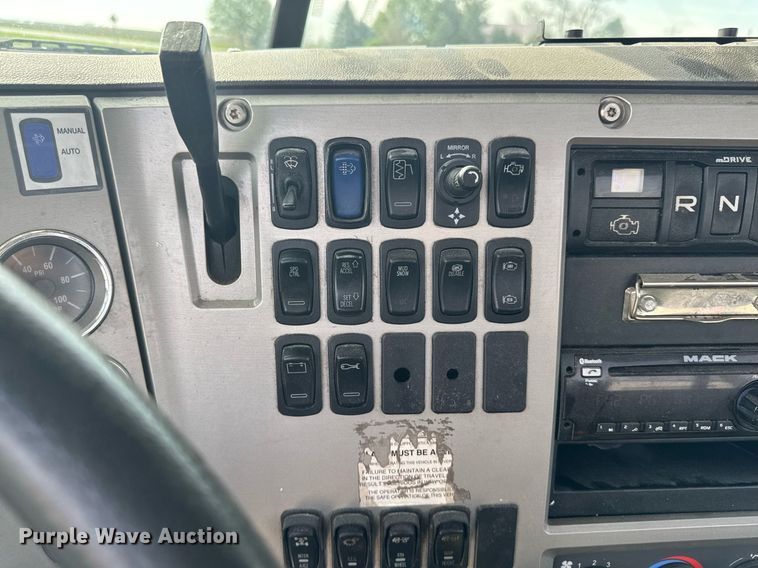 image for item DV2517 2016 Mack CXU semi truck