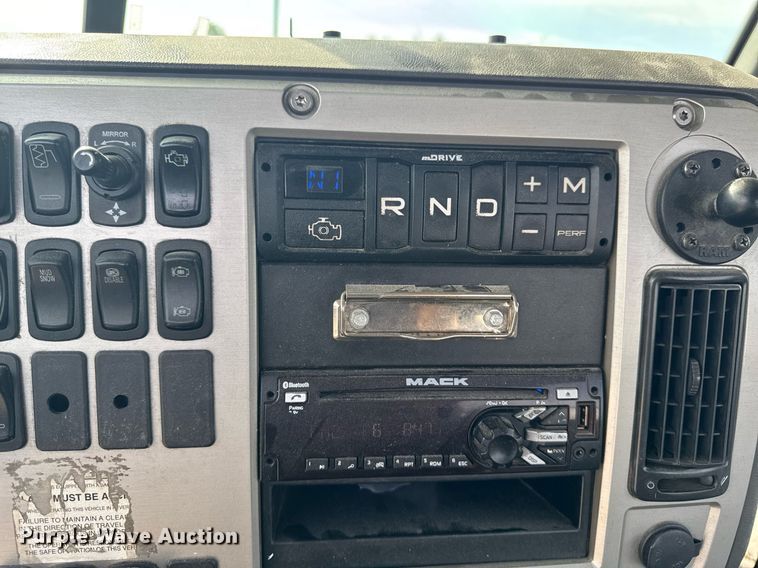 image for item DV2517 2016 Mack CXU semi truck