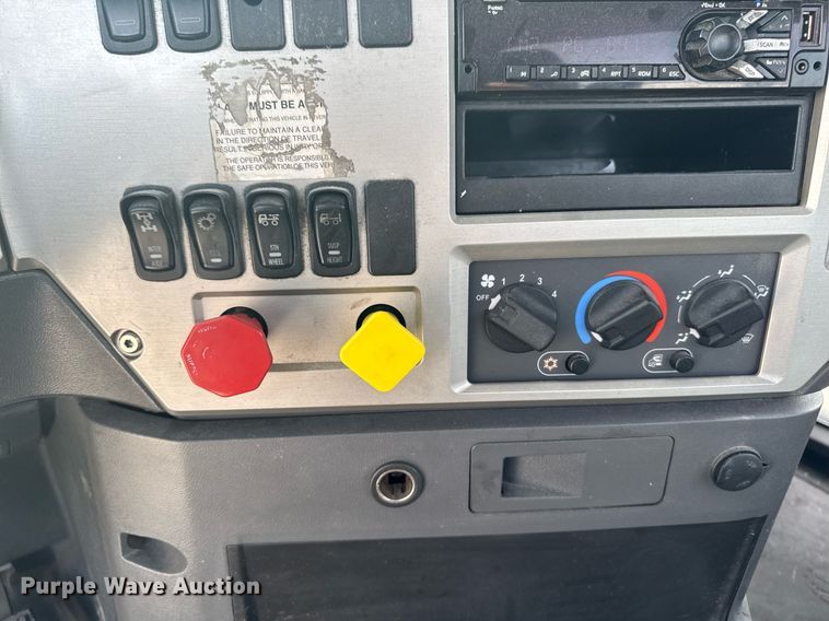 image for item DV2517 2016 Mack CXU semi truck